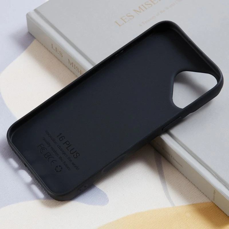 Kryt na iPhone 16 gumový Litchi černý