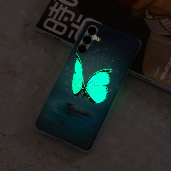 Kryt na Samsung Galaxy S23 svítící Motýl a hvězdy