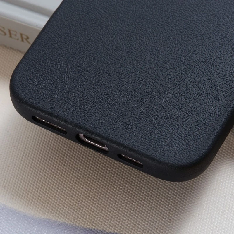 Kryt na iPhone 16 gumový Litchi černý